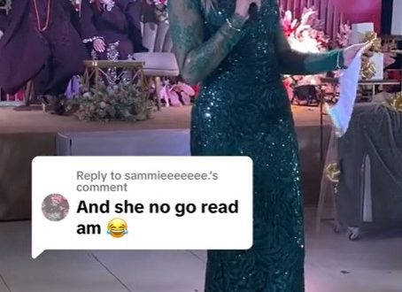 “Sisterhood is proud of you” – Adorable moment German lady demands guests to spray her before reading the letter at a Nigerian wedding (VIDEO)